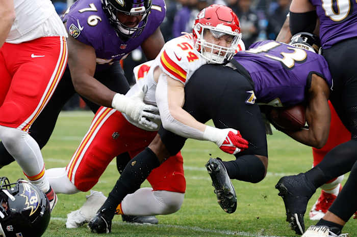 Leo Chenal tackles Justice Hill